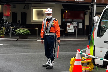 中央区のビル解体工事現場で交通誘導警備をする警備員