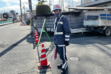 羽曳野市のガス管取替工事現場で交通誘導警備をする警備員