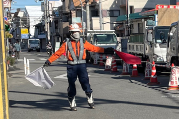 東大阪市のガス管取替工事現場で交通誘導警備をする警備員