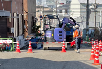 堺市内のガス管取り替え事現場で交通誘導中の警備員3