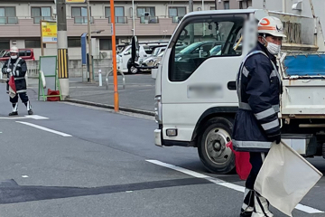 茨木市のガス管敷設工事現場で交通誘導警備をする警備員