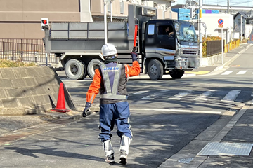 吹田市の建物解体工事現場で交通誘導警備をする警備員