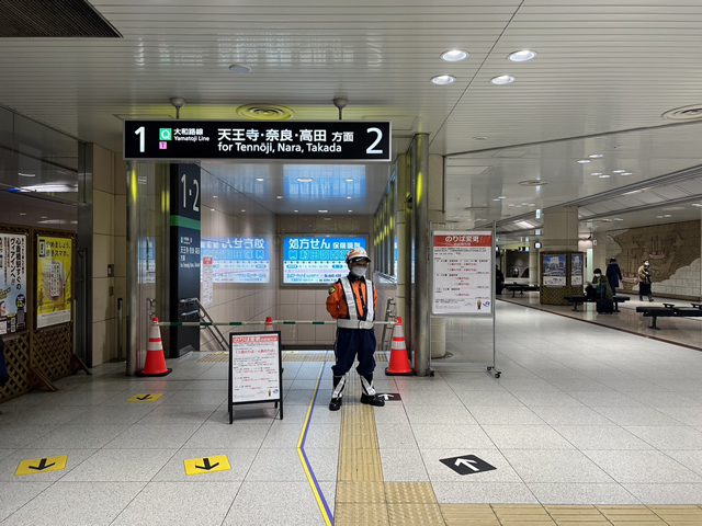 JR難波駅で駅の設備工事で誘導警備をする弊社の警備員