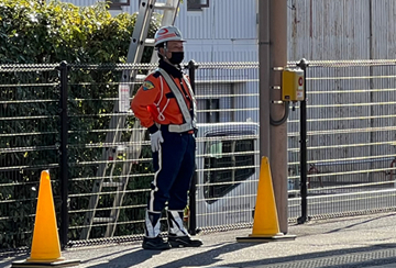 奈良県の旅客屋根修繕工事現場で交通誘導警備中の警備員3