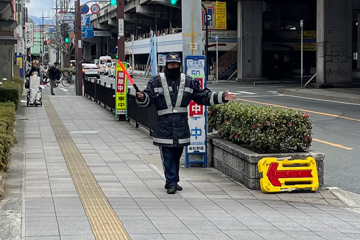 吹田市の店舗駐車場で交通誘導警備をする警備員