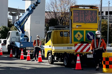 豊中市の橋梁定期点検現場で交通誘導警備をする警備員