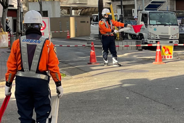 神戸市のガス管取替工事現場で交通誘導警備をする警備員