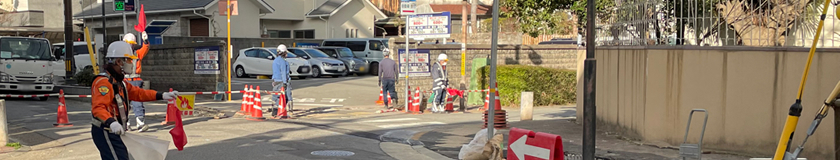 神戸市内のガス管取取り替え事現場で交通誘導中の警備員1