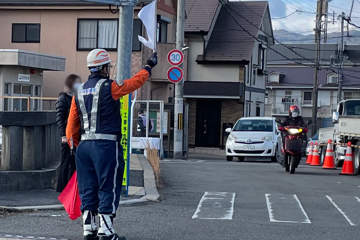 京都市の橋梁下の配管足場架設現場で交通誘導警備をする警備員