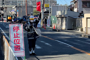 堺市のガス管取替工事現場で交通誘導警備をする警備員