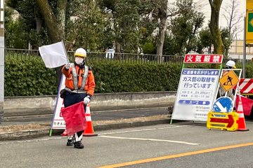 尼崎市のガス管取替工事現場で交通誘導警備をする警備員