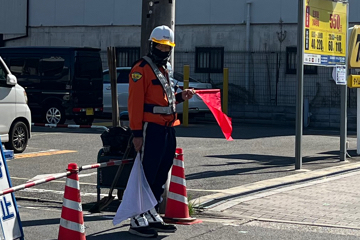 道路復旧工事現場の交通誘導警備の様子