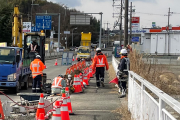 和泉市の交差点改良で交通誘導警備をする警備員