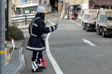 神戸市のガス管移設工事現場で交通誘導警備をする警備員