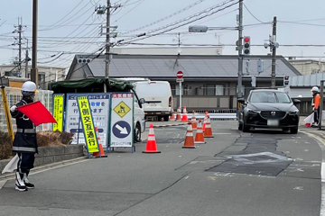 京都市内の橋梁下ガス管取替工事現場で交通誘導中をする警備員2