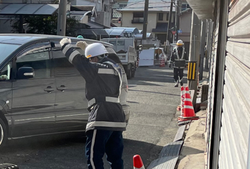 堺市内のガス管取替工事現場で交通誘導中の警備員3