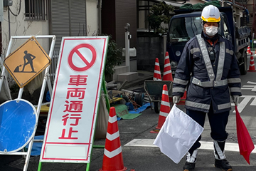 堺市のガス管取替工事現場での交通誘導の様子