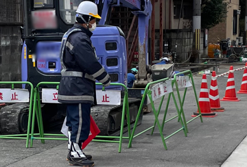 堺市のガス管取替工事現場で交通誘導警備をする警備員11