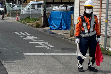 兵庫県伊丹市でのカス管新設工事で交通誘導警備中の警備員2