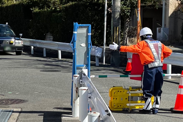 豊中市の電線共同溝工事現場で交通誘導警備をする警備員