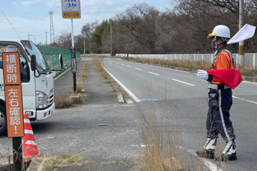 奈良県のガス管新設工事現場で交通誘導警備をする警備員