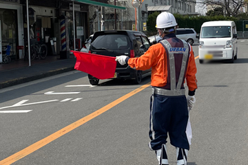 高槻市の街渠補修工事伴う交通誘導警備の様子