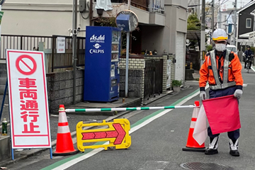 守口市の下水道取付管と給水管引込工事現場での交通誘導警備の様子