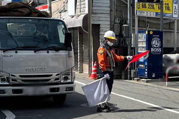 東大阪のガス管新設工事での交通誘導警備の様子