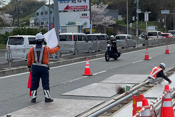 和泉市での交差点改良工事現場の警備員の様子