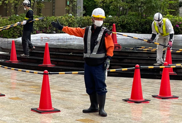 JR難波駅の機器室新築伴う交通誘導警備の様子