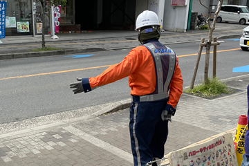 茨木市でのビル解体工事現場での交通誘導警備の様子