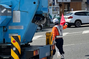 高槻の看板撤去工事現場での交通誘導警備の様子