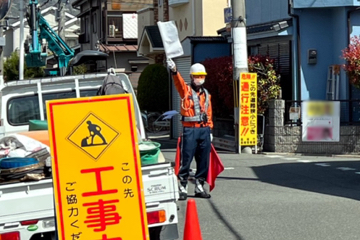 高槻市でのマンホール取り替え工事に伴う交通誘導警備の様子