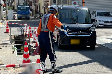 尼崎市内のガス管取替工事現場での交通誘導中の様子