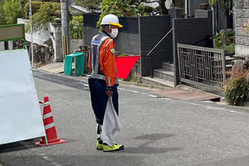 枚方市のガス管取替工事現場での交通誘導警備の様子