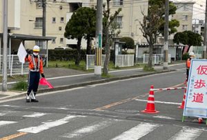 堺市のガス管取替工事現場で交通誘導警備中の警備員12