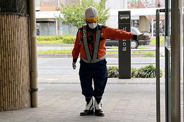 JR吹田駅での資材搬出に伴う交通誘導警備の様子