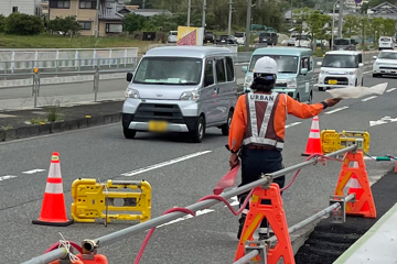 和泉市の交差点改良工事現場での交通誘導警備の様子（2023年5月）