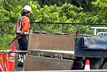 和泉市の交差点改良工事現場での交通誘導警備中の警備員3