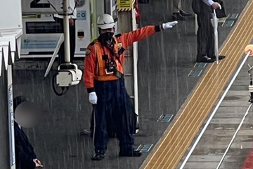 JR茨木駅での列車見張りの様子