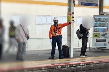 JR茨木駅で列車見張り中の警備員2