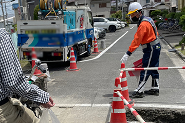 大阪府高槻市での集合住宅カス管工事の警備の様子