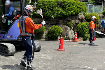 枚方市のガス管取替工事現場での交通誘導警備の様子