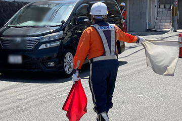 豊中市のガス管取替工事現場での交通誘導警備の様子