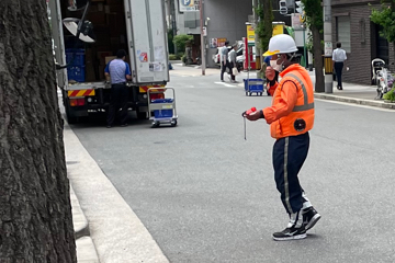 大阪市中央区の舗装改修工事現場での交通誘導警備の様子