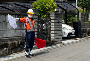 茨木市のガス管新設工事番場での交通誘導警備の様子（2023.0613）