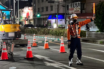 守口市の道路舗装本復旧工事現場での交通誘導警備の様子（2023.06.27）