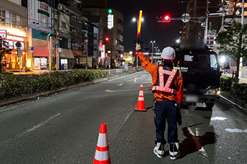 守口市での道路舗装本復旧工事現場で交通誘導警備中の警備員2（2023.06.27）