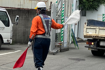 東淀川区の工事ヤード内施工現場での交通誘導警備の様子