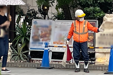 大阪市天王寺区の看板設置工事現場での交通保全の様子(2023.07.10)